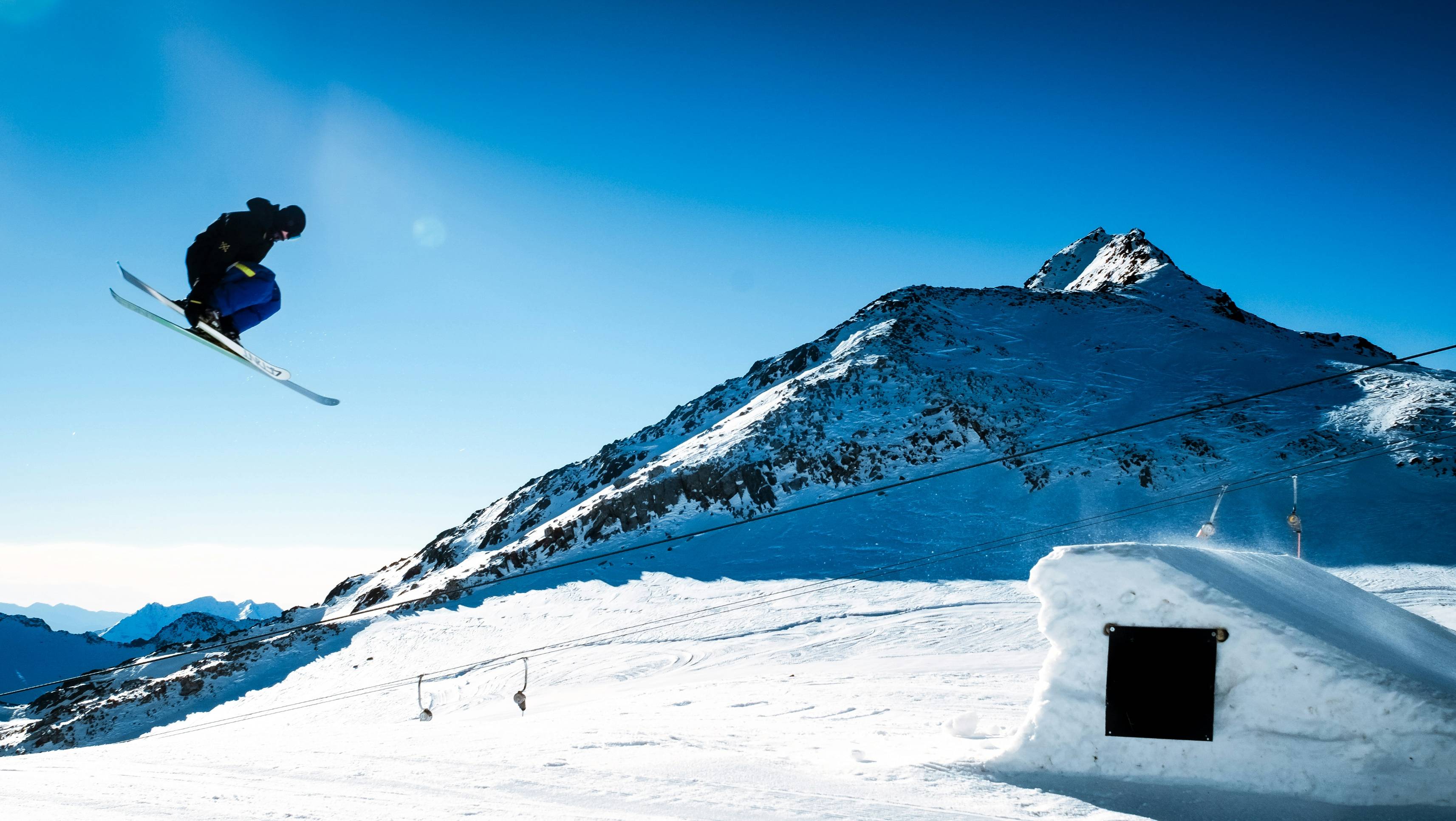 man snow skiing near mountain